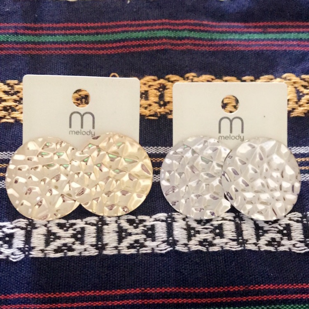 2 pairs of earrings